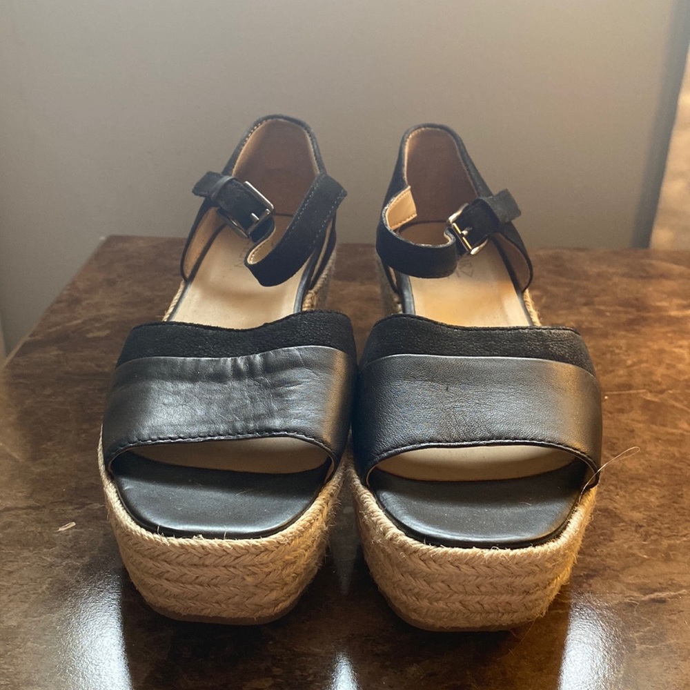 Naturalized wedge sandal